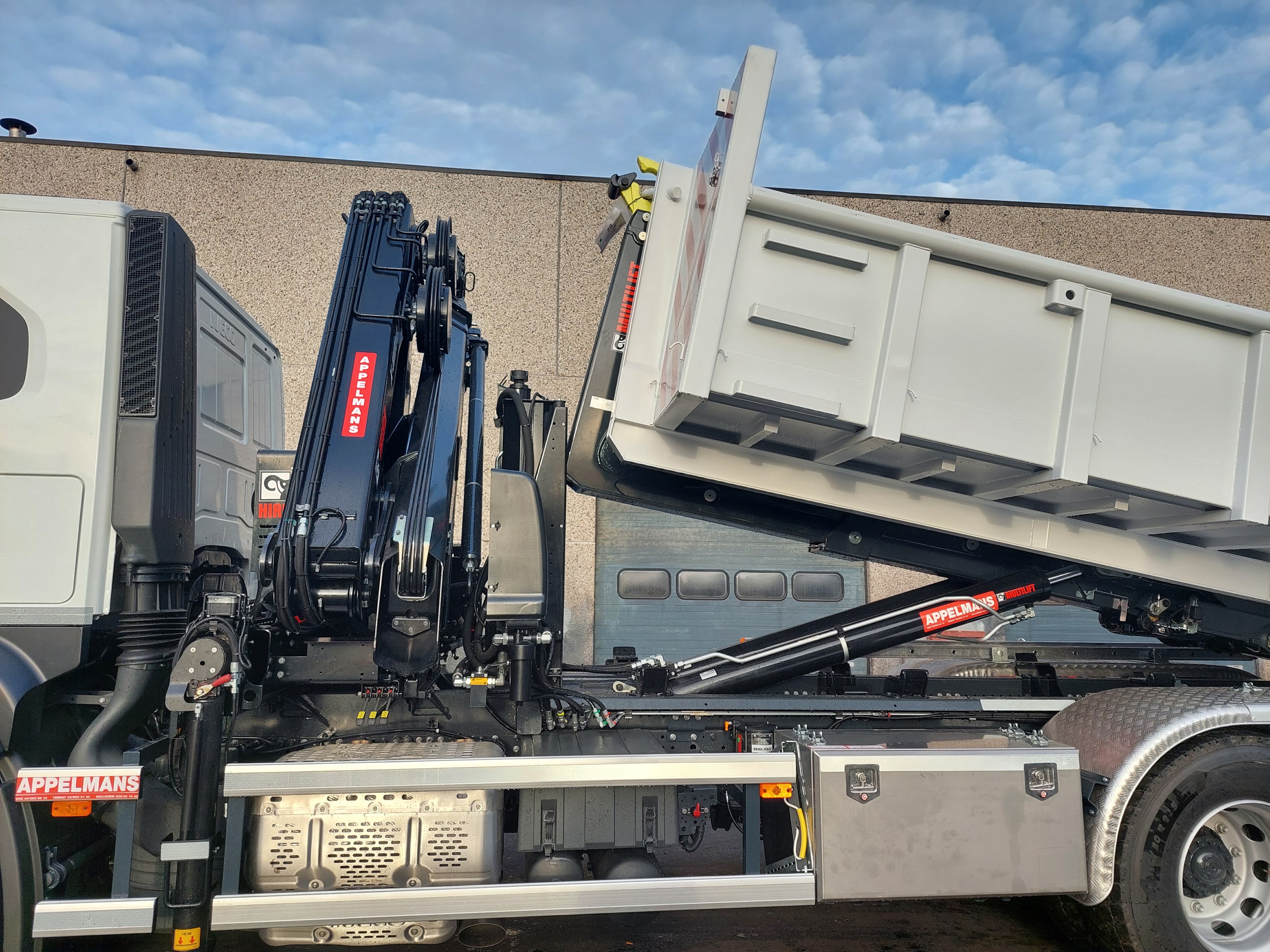 Bouwer kipper met laadkraan