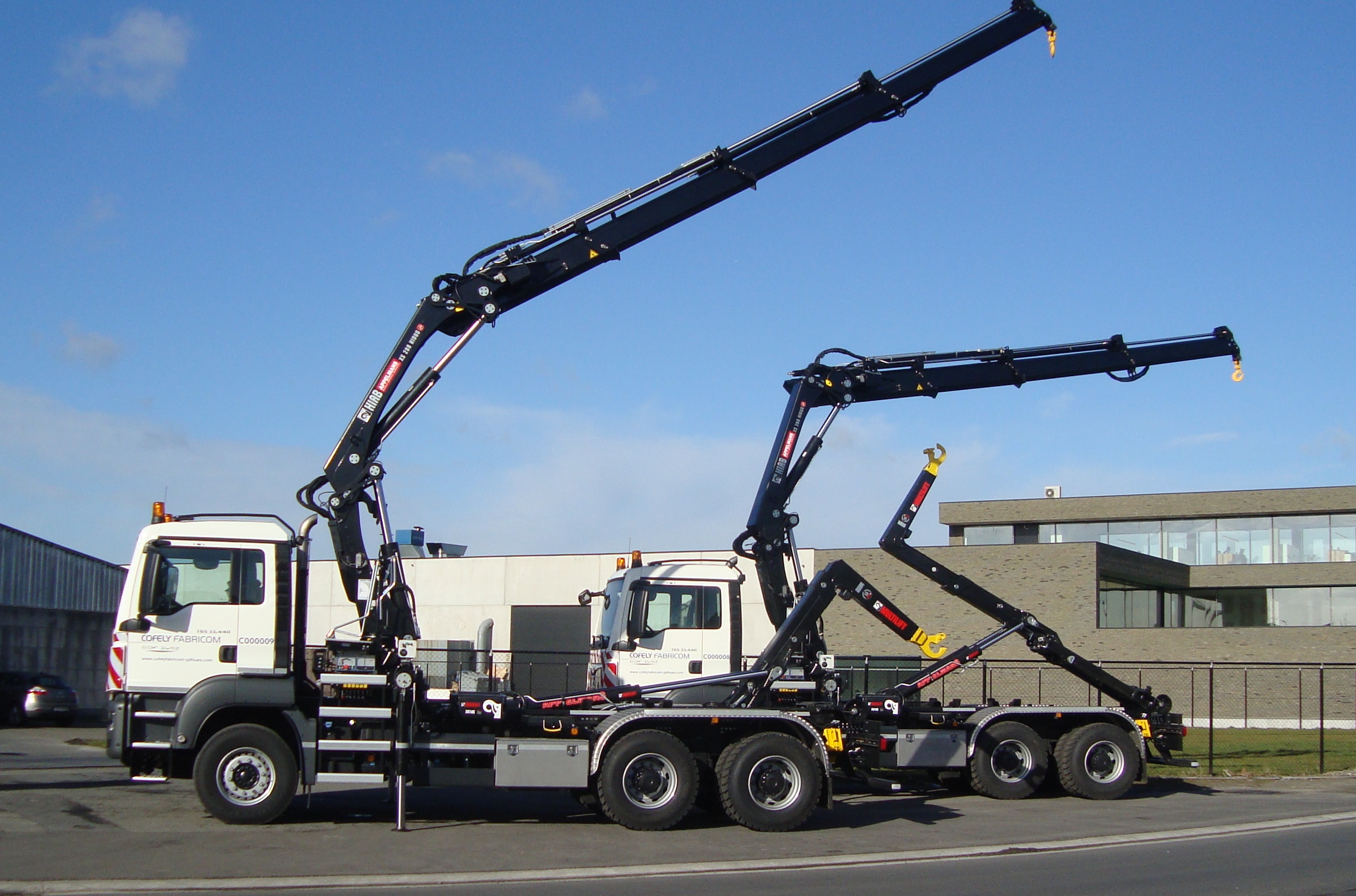 Bouwer kipper met laadkraan