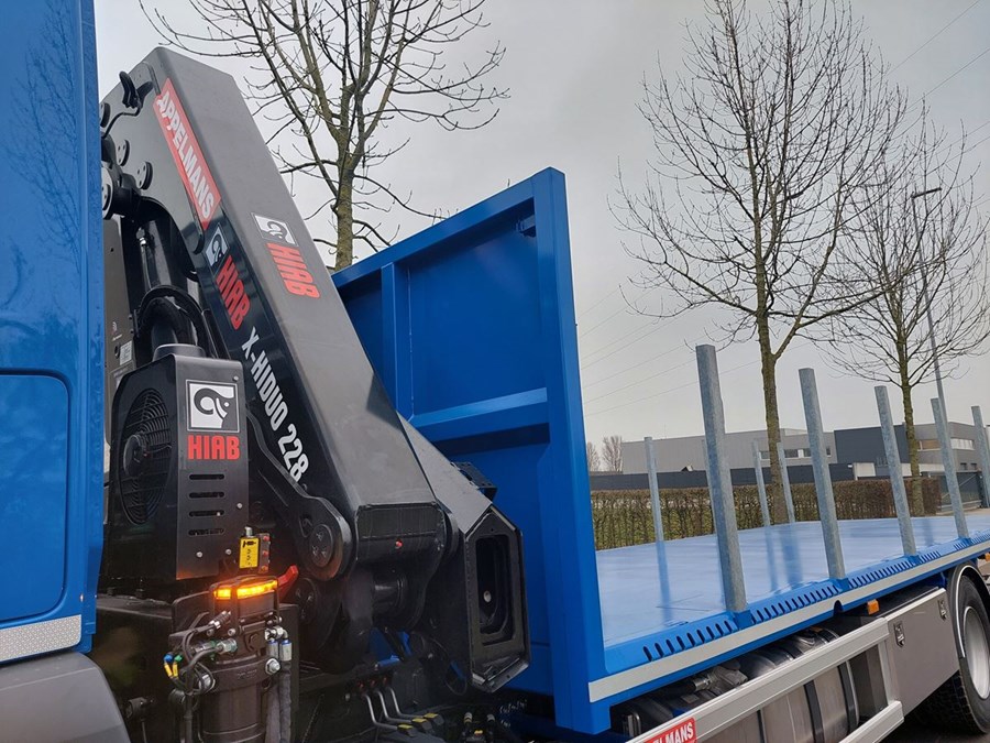 Laadbrug en laadkraan vrachtwagen